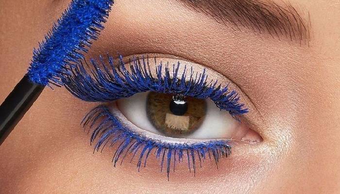 تفاوت ریمل های رنگی و مشکی؛ انتخاب بهتر برای آرایش چشم ها 4 تفاوت ریمل های رنگی و مشکی
